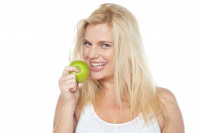 aciditeÌ ou rentreÌe femme mange pomme